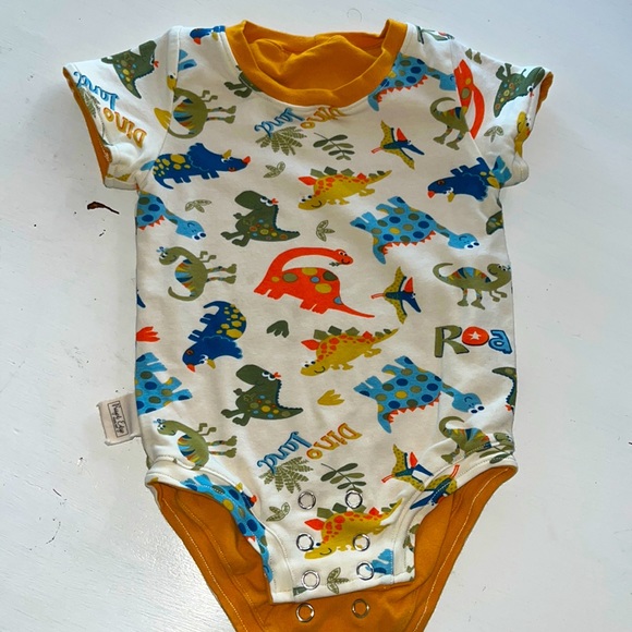 REVERSIBLE Frayed Edge dinosaur motif onesie 0-12 months. - Picture 1 of 5